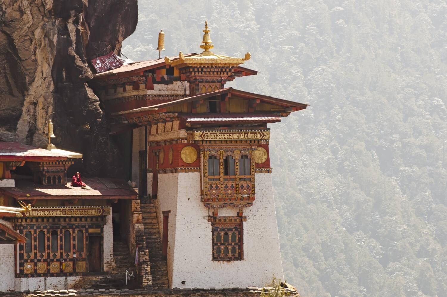 "O gozo deste destino começa a partir do ar antes de pousar no aeroporto de Paro, graças à sua localização em um dos Himalaias a uma altura de 2.236 metros e rodeado por inúmeros picos de mais de 5.000 metros de altura, Ele oferece uma entrada espetacular ", diz ela