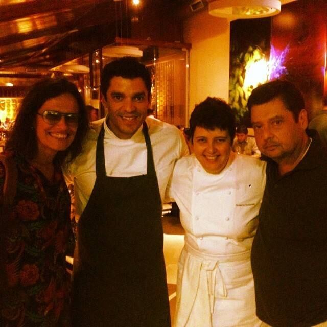 Na foto acima, ele posa ao lado de Zélia Dunkan, da também chef Roberta Studbrack. Siga o perfil do restaurante e morra de fome: @remansodobosque
