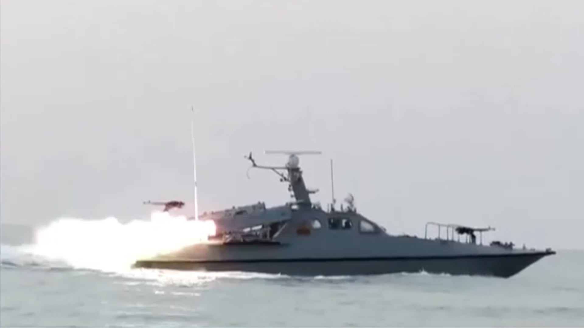 Embarcação lança míssil no Estreito de Ormuz
