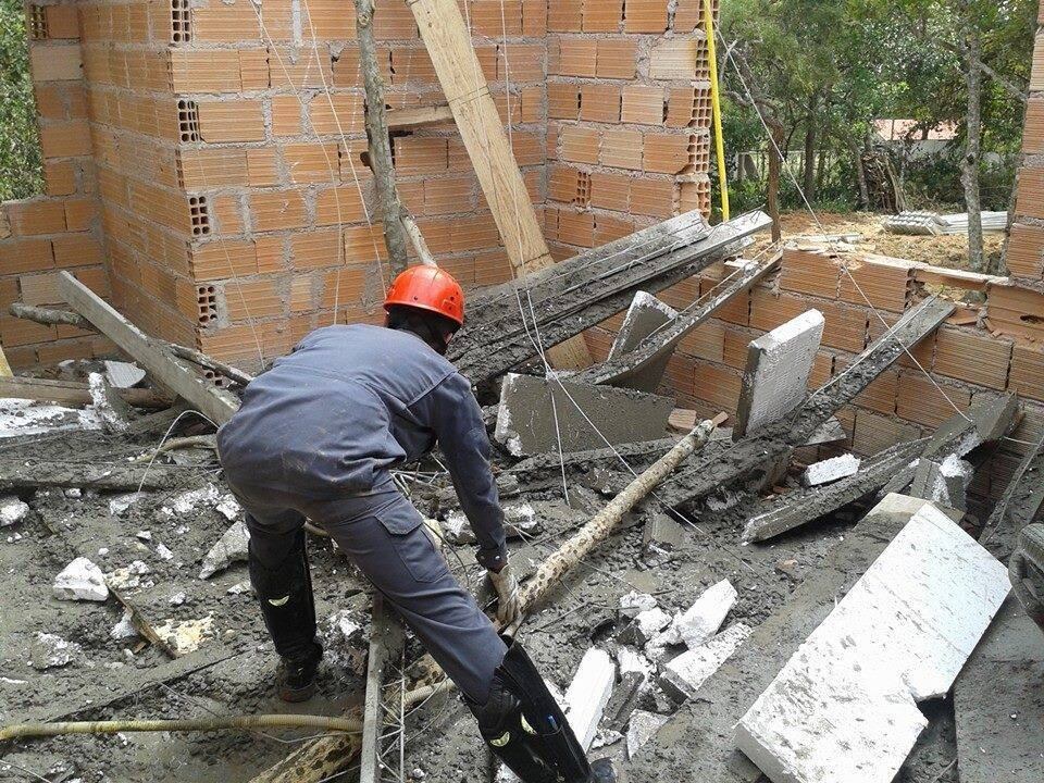Foram utilizadas ferramentas como picareta e enxada no resgate