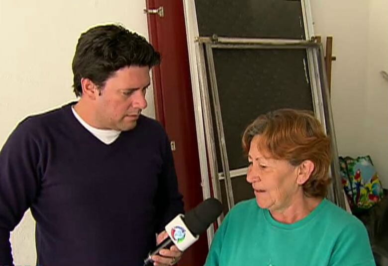 O repórter do Cidade Alerta conversou com dona Marli e
perguntou como foi que tudo aconteceu. 


— Foi o medo, é o medo de uma perereca. Por causa dela eu
botei fogo na minha casa, tenho consciência disso.

+ Quer ver tudo o que rolou no Cidade Alerta? Veja a íntegra no R7 Play
