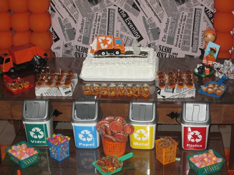 Junia conta que não foi fácil encontrar uma casa de festas que conseguisse elaborar os elementos necessários para compor o tema.

— Por indicação, chegamos ao Lambe Lambe Festas Infantis. Só tenho que agradecer à empresa. Mesmo sendo a primeira festa com esse tema, ela “abraçou” a ideia e confeccionou tudo do jeito que o Gustavo queria
