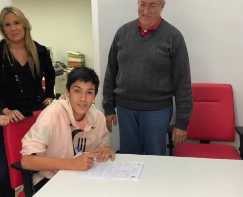 Enzo assinou contrato com time do pai até 2021
