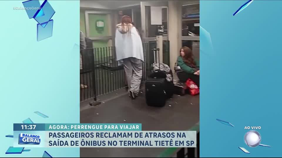 Passageiros reclamam de longas esperas e falta de informações no Terminal Tietê, em São Paulo