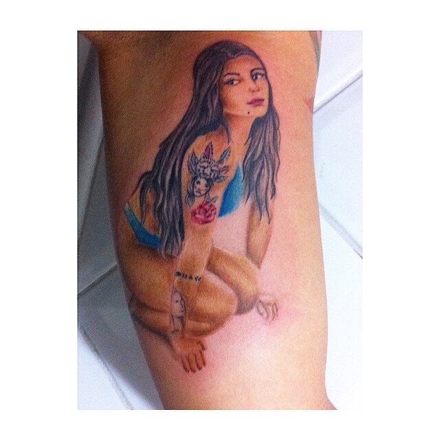 Esta é a tatuagem de Petra mais de perto