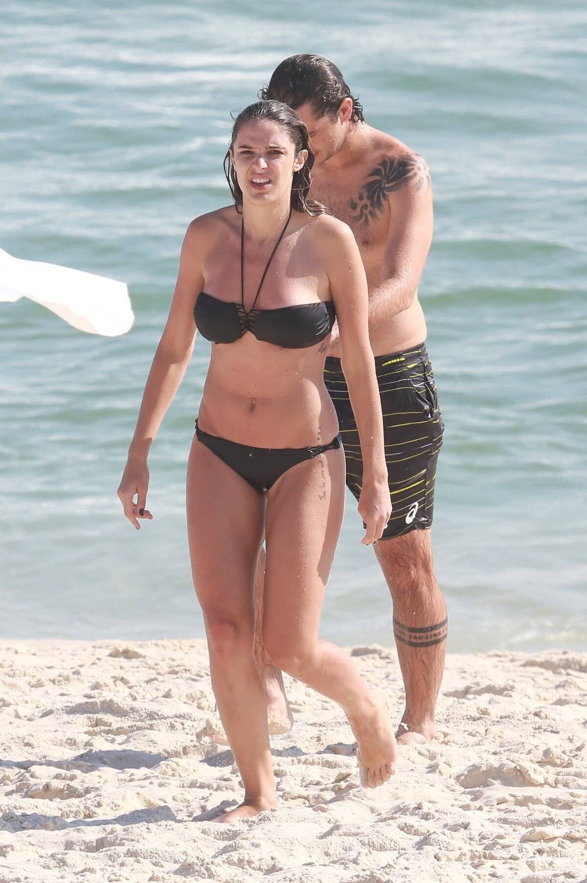 Rafa Brites e Felipe Andreoli curtem dia de sol em praia do Rio de Janeiro