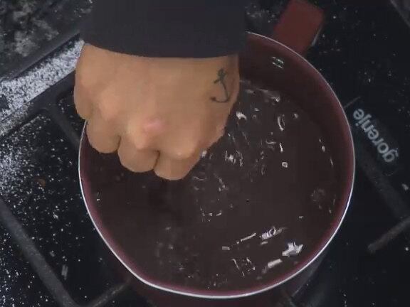 O músico fez questão de não deixar nenhuma bolinha de chocolate no leite


+ Sonhos Perfumados? Bruna Tang se arruma e passa desodorante para dormir cheirosa

+ "Tô cansada dessa vida de Maria. Não nasci pra isso!", reclama MC Brunninha após fazer a janta

+ Miss diz que quer brincar de alguma coisa e Marlos sugere: "Pega bumbum!"

+ Débora relembra o passado e faz revelações quentes: "Engordei 15 quilos, tentei me matar... Foi o pior ano!" 

+ Babi Rossi compara o ex, Olin Batista, com o peão Léo Rodriguez. Descubra o que ela disse! 

+ Marlos explica porque não vai votar mais em Helô: “Ela reconheceu que errou”

+ Que situação! Marlos tenta fazer exercício no quarto e rasga a bermuda

