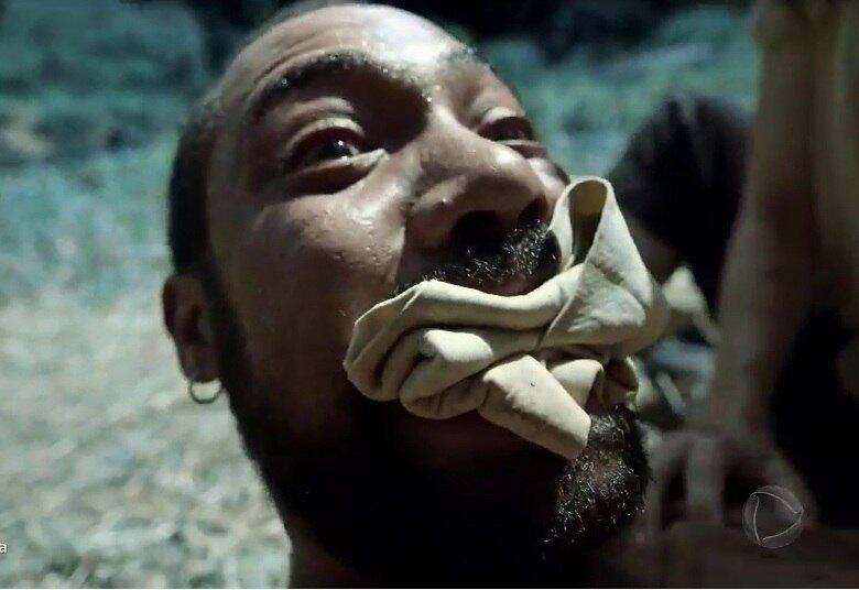 O desespero tomou conta do rapaz. Os montanhistas esquentaram um facão e colocaram um pano na boca del