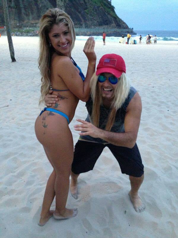 Sergio Mallandro gravou cenas ao lado da modelo Natalia Carvalho, usando peruca loura, na praia do Leme, no Rio de Janeiro