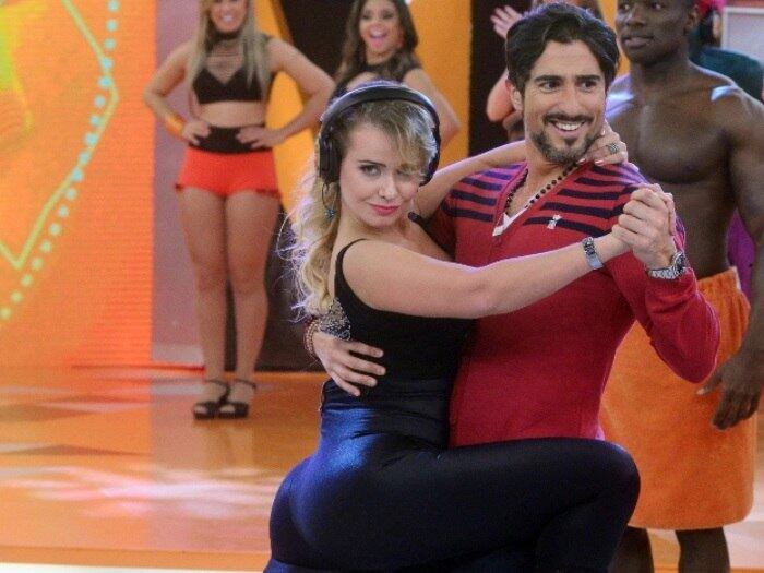 A emoção vai dar o
tom no Legendários do próximo sábado (4). Em uma edição
especial, o Dançaokê conta com a participação da dançarina russa Lola
Melnick