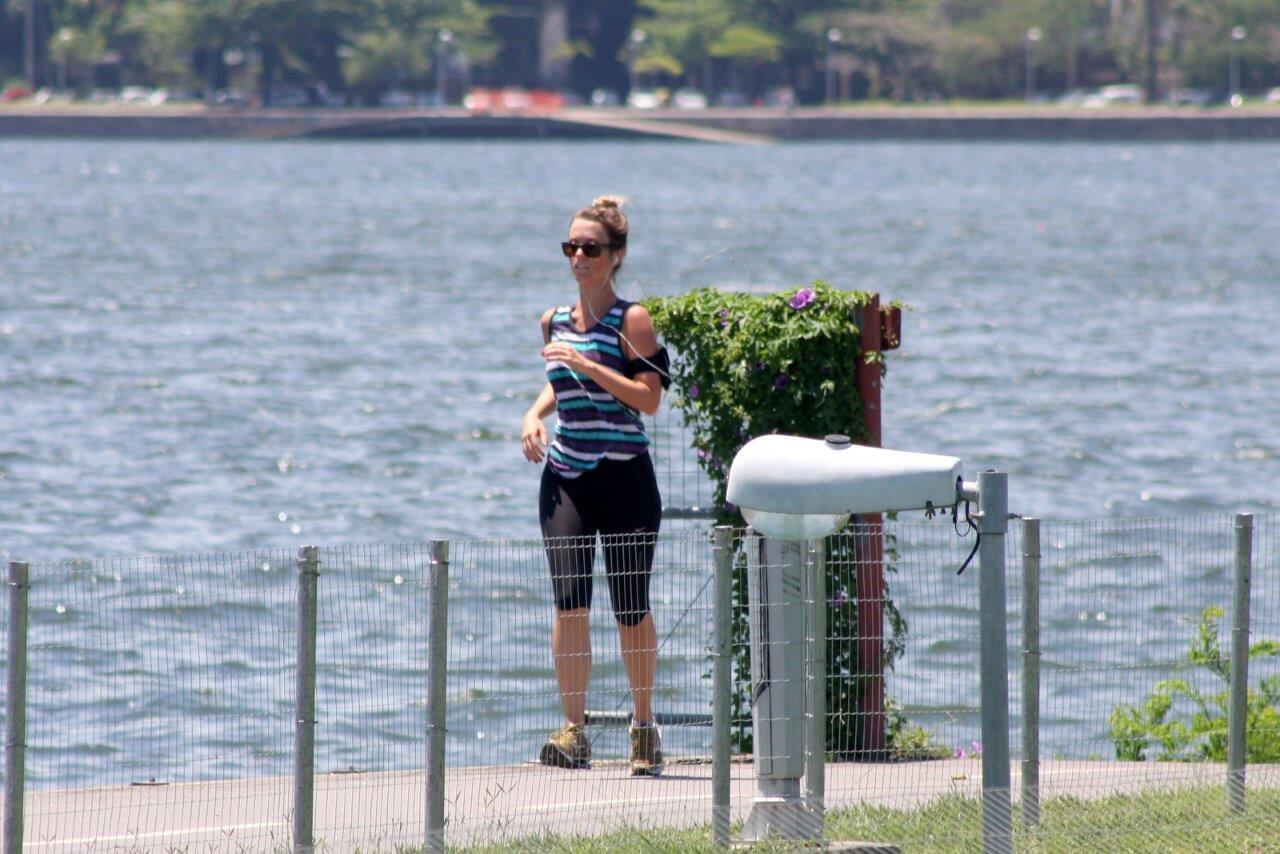 Juliana escolheu uma roupa bastante confortável para malhar