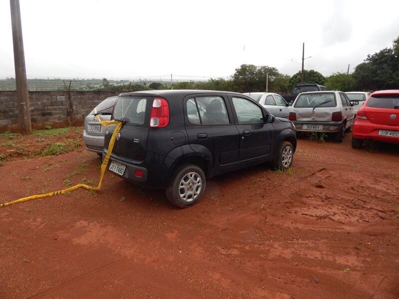 Este Uno Vivace ano 2011 tem motor 1.0 e seu valor inicial é de R$ 6.000,00. Seu lote é o número 68