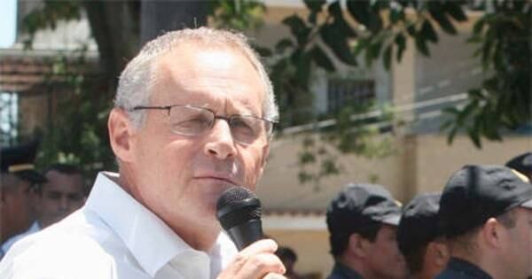 


Um
dia após ter sido denunciado à Justiça pelo Ministério Público, o secretário
estadual de Segurança do Rio, José Mariano Beltrame, divulgou uma nota oficial
para se defender das acusações de que teria gasto mais dinheiro com a compra e
manutenção de viaturas da Polícia Militar do que o necessário.

Segundo
Beltrame, o alto valor de consertos dos carros da polícia foi uma espécie de
investimento do governo na máxima segurança dos agentes em atividade. O
objetivo, segundo ele, era jamais permitir que um PM corresse risco em
patrulhamento em virtude de falhas mecânicas