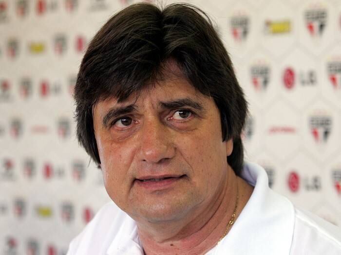 O doutor Turíbio Leite de Barros, fisiologista que trabalhou no São Paulo por 25 anos e é uma das referências em medicina esportiva no País, seguiu a mesma linha, mas explicou que, em certos casos, as agulhadas podem ser benéficas.

— Tem aquela infiltração boa, indicada em
determinadas situações, que deve feita com acompanhamento e exige repouso. O problema é que na maioria das vezes é feito o procedimento agudo,
só para tirar a dor e o cara poder jogar. A dor
é um mecanismo de proteção, então não se deve tirá-la assim. Felizmente hoje essa prática não é tão comum como no passado

