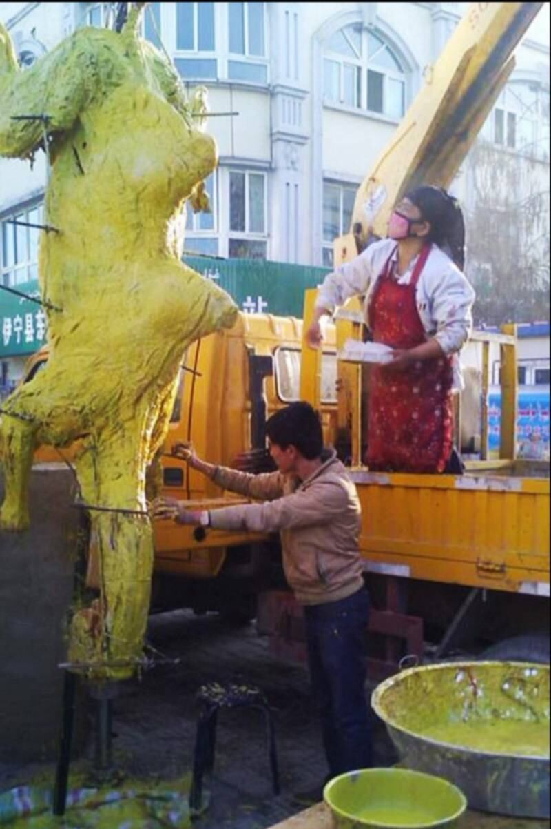 Os mais tradicionais festivais de rua alimentam os turistas
e foliões com pedaços de carnes em um delicioso churrasco, ou até mesmo com um assado
de porco, mas em uma pequena cidade no norte da China, Yining County, os turistas comem um
assado de camelo inteiro em exóticos festivais
