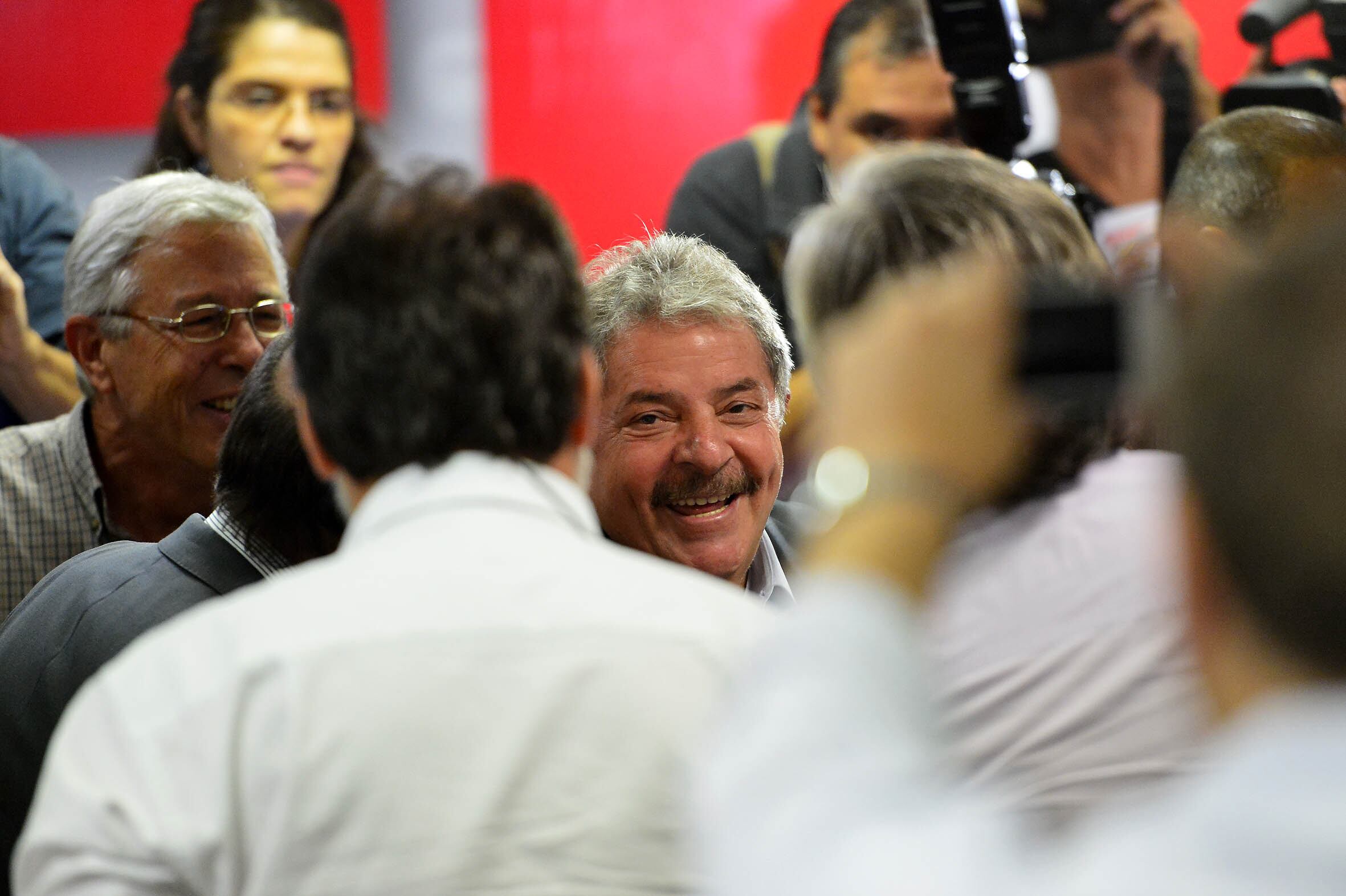 O ex-presidente Luiz Inácio Lula da Silva participou, na manhã desta quarta-feira (27), do início das comemorações do

30º
aniversário da CUT (Central Única dos Trabalhadores). Na foto, Lula, cumprimenta o ex-tesoureiro do PT Delúbio Soares (de costas), condenado a oito anos e onze meses de prisão no julgamento do mensalão