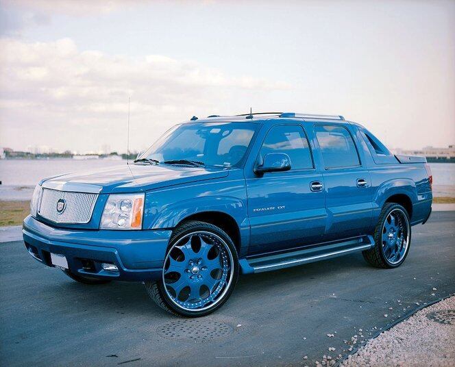 A cor do carro se mistura com o azul do céu e Wade se sente nas estrelas ao guiar o possante