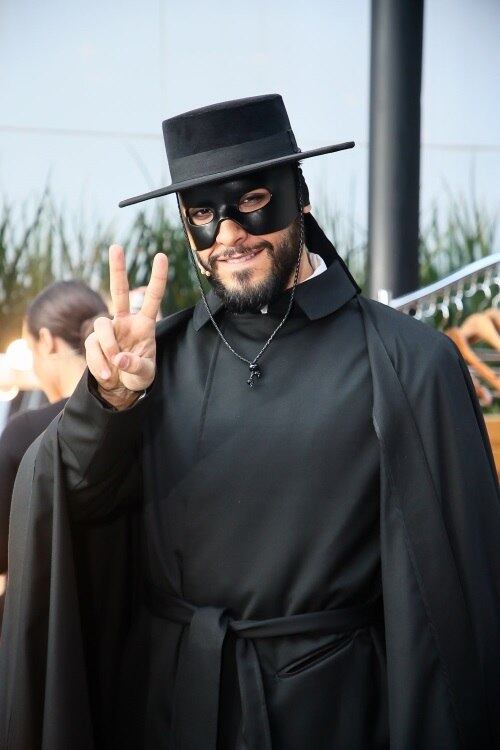 Após transformação, Bruno Fagundes aparece devidamente mascarado como Zorro