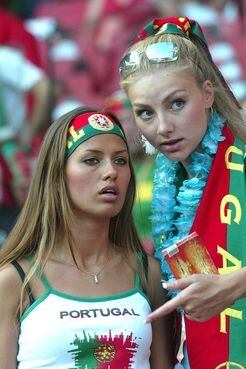 Nesta sexta-feira (15) a seleção de Portugal recebe a Suécia, em jogo válido pela repescagem europeia para a Copa do Mundo de 2014. Além do duelo dentro de campo, as torcedores das seleções farão um confronto de beleza na arquibancada. Quem vence essa disputa?