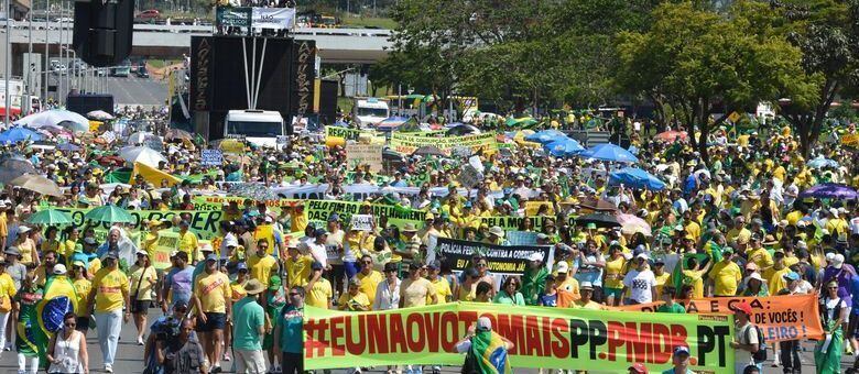O protesto deste domingo foi pacífico e reuniu metade das pessoas das manifestações de 15 de março na Esplanada