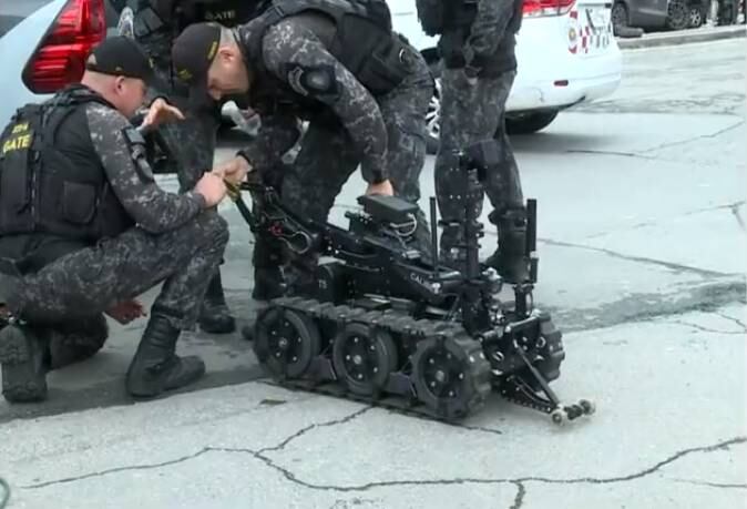 O robô responsável por ajudar a polícia a atender as exigências de um criminoso durante sequestro com reféns na Brasilândia, zona norte de São Paulo, na sexta-feira (21), é usado principalmente para ações da polícia em ataques e roubos a bancos nos quais os suspeitos utilizam bombas. Os agentes usam o mecanismo para desarmar os artefatos evitando que policiais se aproximem e fiquem feridos numa possível explosão. No sequestro desta sexta, ele desempenhou uma função diferente: entregar cigarro e água solicitados pelo criminoso na negociação
