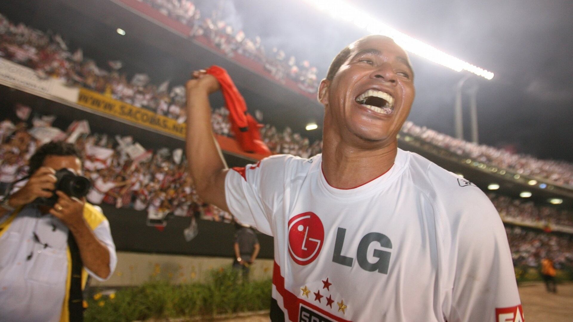 Aloísio
Chulapa tinha total apoio de Muricy Ramalho e por isso era querido pelo comandante. O atacante, que
atuou no São Paulo entre 2005 e 2008, era o homem de referência do
Tricolor paulista. Atualmente, o jogador está com 38 anos defende o Gama-DF
