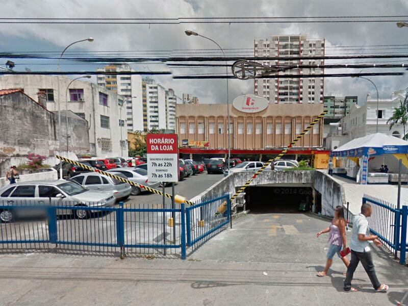 Agentes do órgão encontraram diversos produtos vencidos, entre eles alho in natura, linguiça de frango, creme de leite, biscoito de polvilho, ovos e gelatina