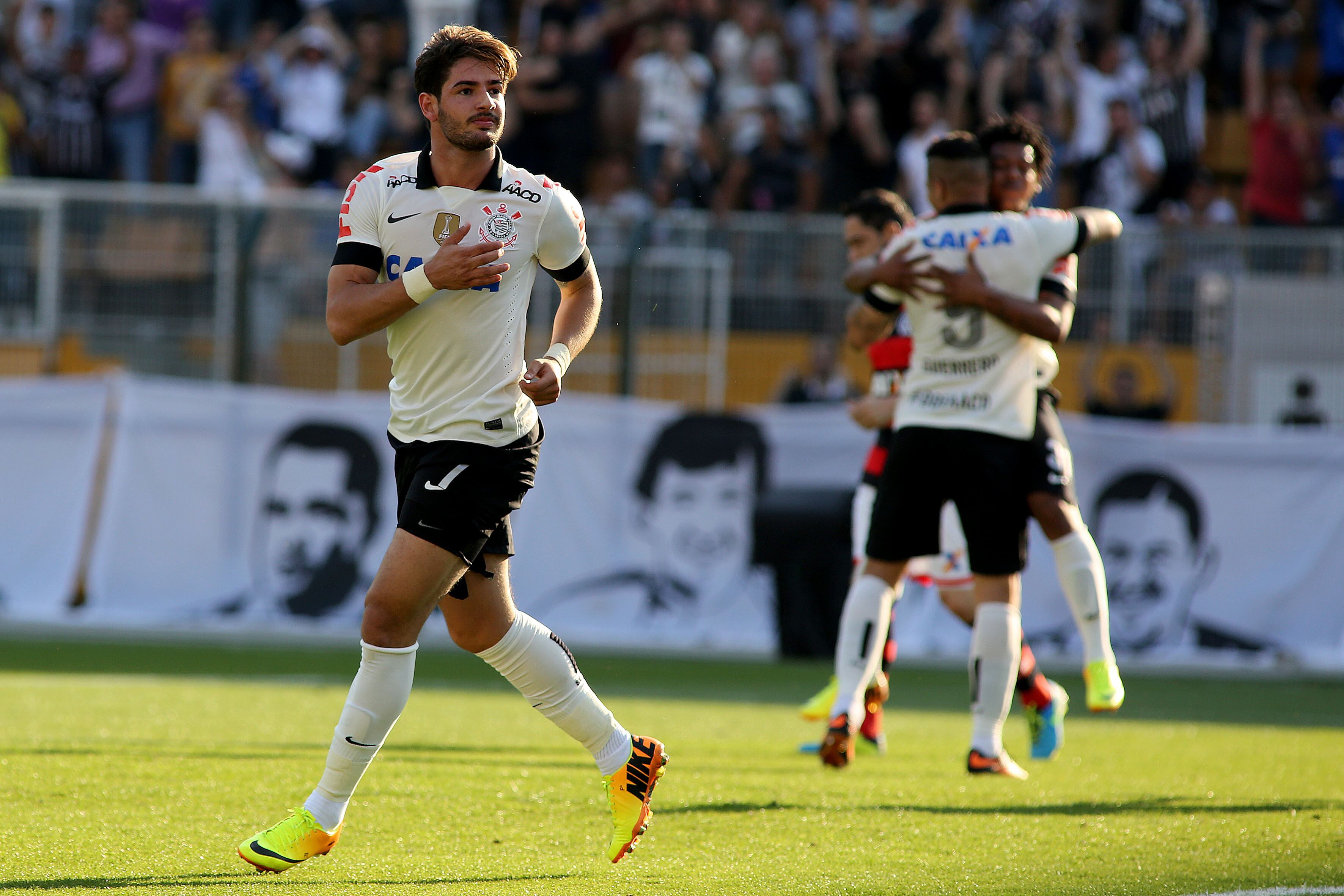 Além de ter sido pouco utilizado pelo técnico Tite e passar
um bom tempo no banco do Timão, Alexandre Pato sofreu uma leve lesão e ficou
afastado por alguns dias. Não foi nada sério, se comparada à sequência de
contusões do jogador durante sua passagem pelo Milan 
