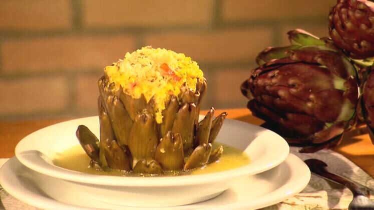 Alcachofra
recheada

Ingredientes


8
Alcachofras

 



Recheio



200
g de presunto de parma ou salame italiano cortado em cubos pequenos ou
500 g de carne moída 


4
xícaras (chá) de pão amanhecido ralado

4
colheres de azeite
4
dentes de alho picados

2
cebolas trituradas
1
pitada de orégano
1
colher de salsinha picada
50
g de parmesão ralado

4
ovos inteiros



Caldo

4 colheres
(sopa) de óleo

4
colheres (sopa) de azeite

1
cebola cortada em tiras


2
talos de alho poro picado em rodelas


3
litros de água


1
colher de sal


Talos
das alcachofras descascados e picados

1
cálice de vinho tinto


1
tablete de caldo de carne




Modo
de preparo:


Lave
as alcachofras em água corrente e deixe escorrer;

Com
uma faca afiada, corte os talos bem rentes a base e reserve. Afrouxe o centro
das alcachofras, batendo levemente a superfície sobre a tábua;


Em
outro recipiente, prepare o recheio. Misture todos os ingredientes,
acrescentando por último os ovos, obtendo uma farofa meio molhada. Recheie as
alcachofras e reserve;


Em
uma panela larga e funda, aqueça o óleo e refogue meio alho poro e a cebola,
coloque as alcachofras em pé sobre esse refogado, uma do lado da outra. Depois
de 3 minutos adicione o vinho tinto, água quente, caldo de carne e o sal, até a
borda das alcachofras;


Acrescente
os talos descascados e picados nesta água para dar mais sabor e tampe, deixe
cozinhar em fogo moderado até que as pétalas das alcachofras comecem a soltar;


Se
o caldo secar e as alcachofras ainda estiverem duras, acrescente um pouco mais
de água quente;


Servir
a alcachofra como prato principal regado com uma concha de caldo. Refogue o
restante do alho poro no azeite e decore as alcachofras.