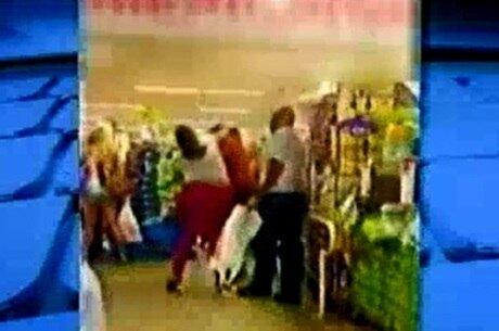 Mulher distribuiu socos e tapas na loja