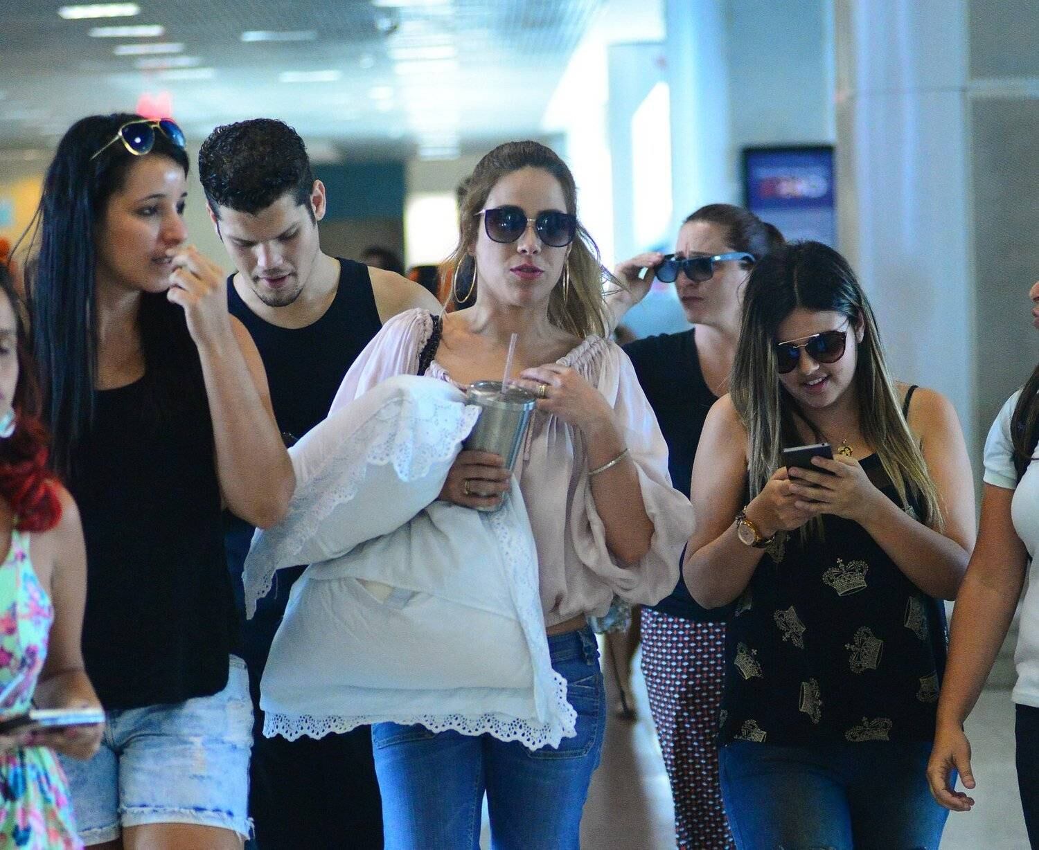 Wanessa é cercada por fãs em aeroporto do Rio