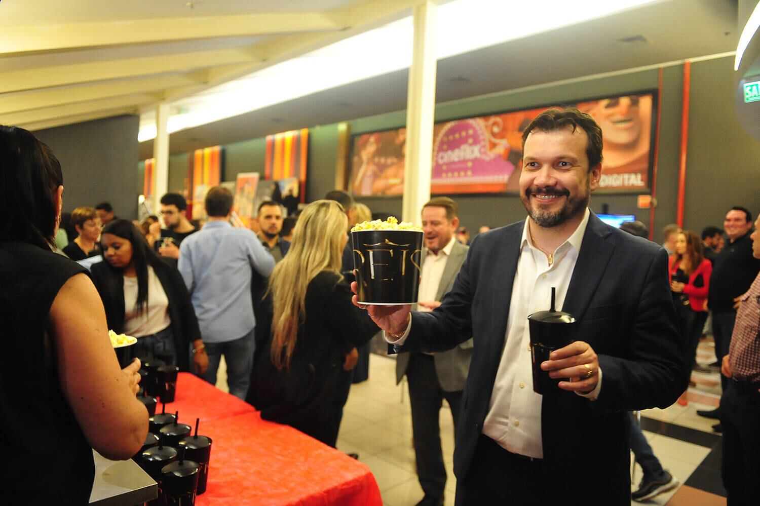 Record TV RS recebeu convidados em sala de cinema para a estreia da série Reis