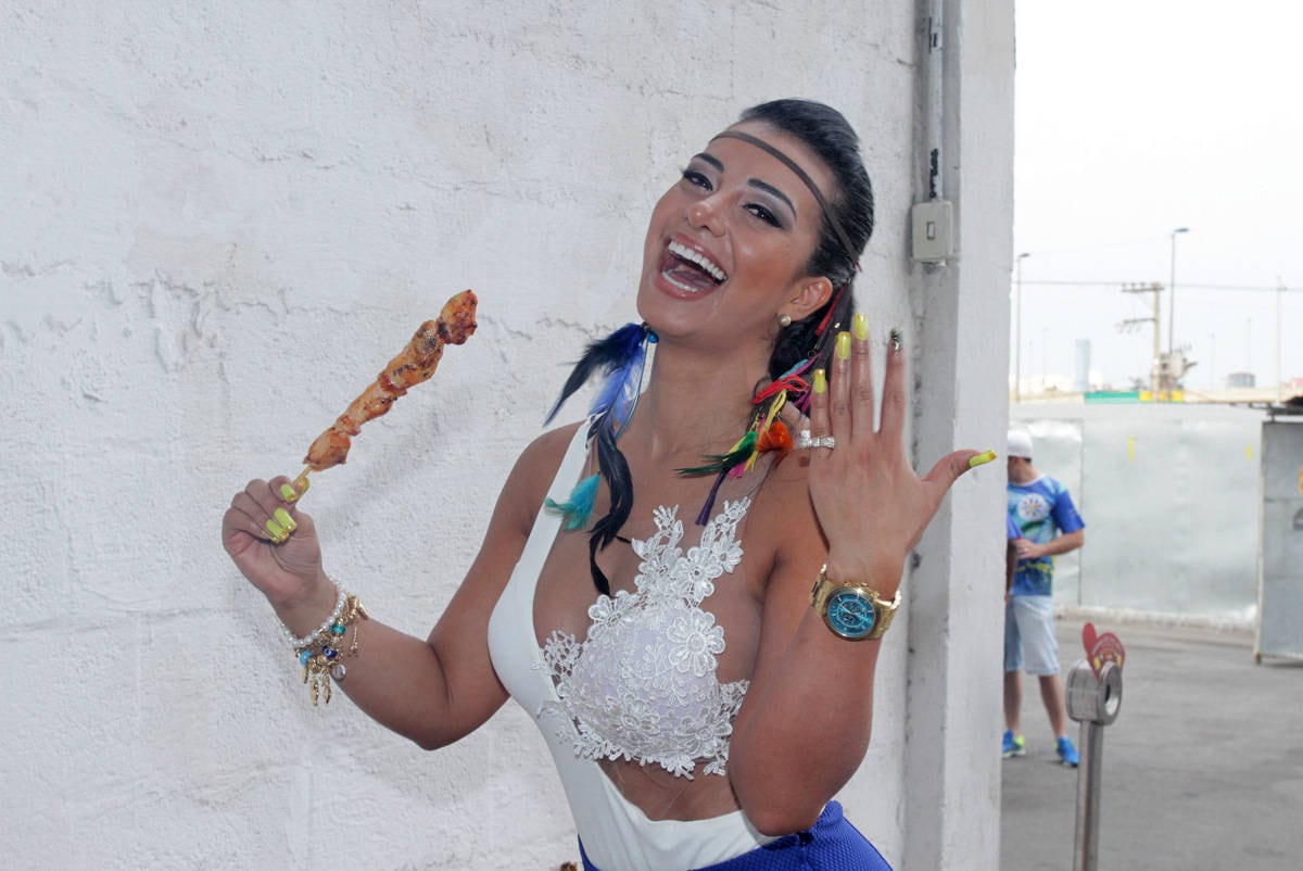 Cinthia Santos, nova rainnha de bateria da Águia de Ouro,  promove churrasco para membros da bateria