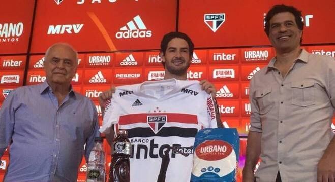 O atacante recebeu a camisa do São Paulo das mãos de Leco e Raí