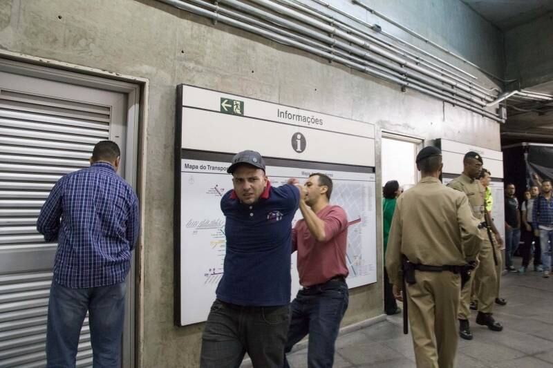 O homem foi detido por seguranças da estação