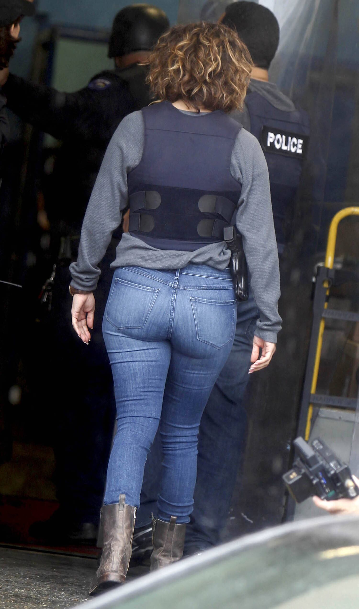 Além das armas e acessórios policiais, chamou a atenção a calça jeans que realçava o bumbum poderoso de Jennifer