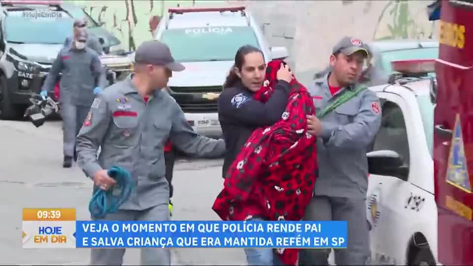 Veja o momento em que polícia rende pai e salva criança que era mantida refém em SP
