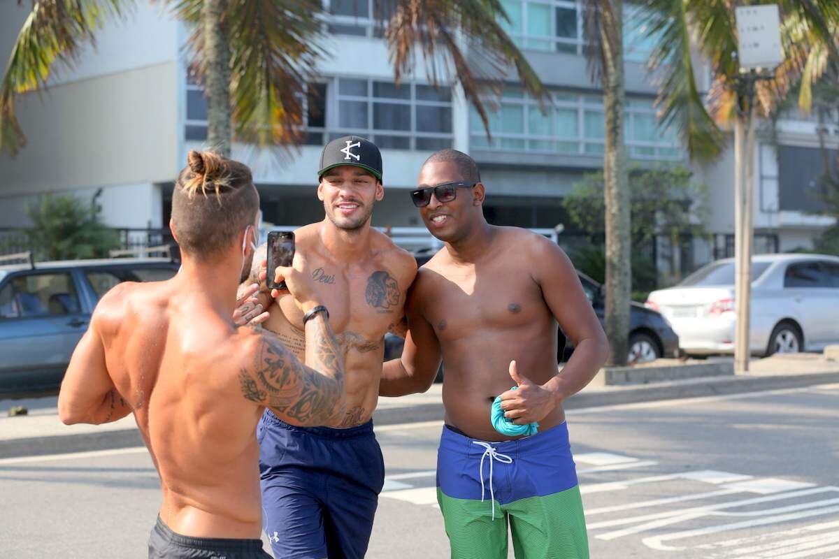 Além de cuidar do corpo, Lucas fez questão de atender os fãs e tirar fotos 

