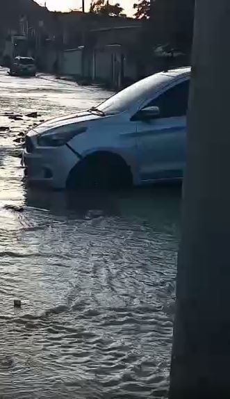 Vazamento inundou ruas de Nova Iguaçu