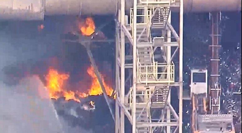 Bombeiros de quatro quartéis estão no local