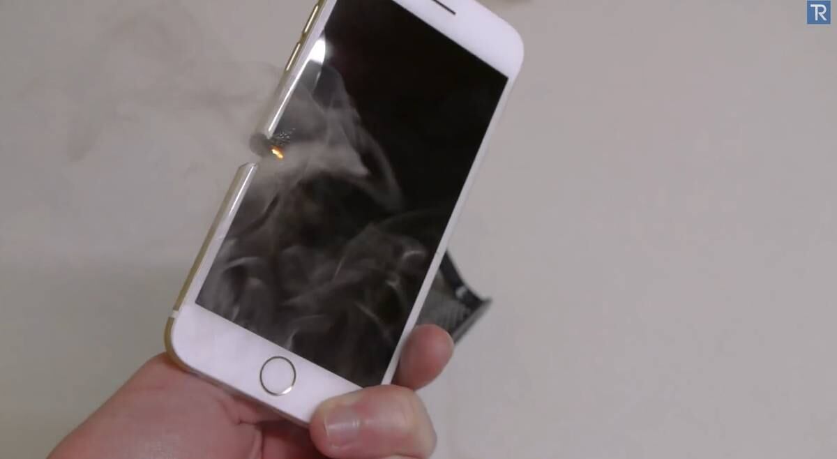 A serra foi bem fundo no aparelho, mas ainda nem chegou na metade da tela