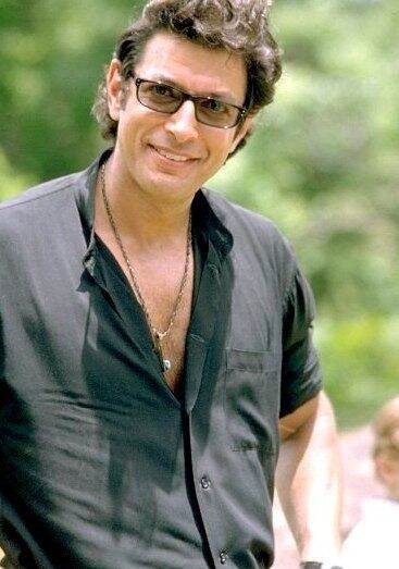 Jeff Goldblum, que viveu Malcolm, teve um relacionamento com
Laura Dern, que interpretou a Dra. Ellie Sattler, antes de se conhecerem nas
filmagens. Os dois tiveram um caso dois anos antes de Jurassic Park começar a
ser gravado

