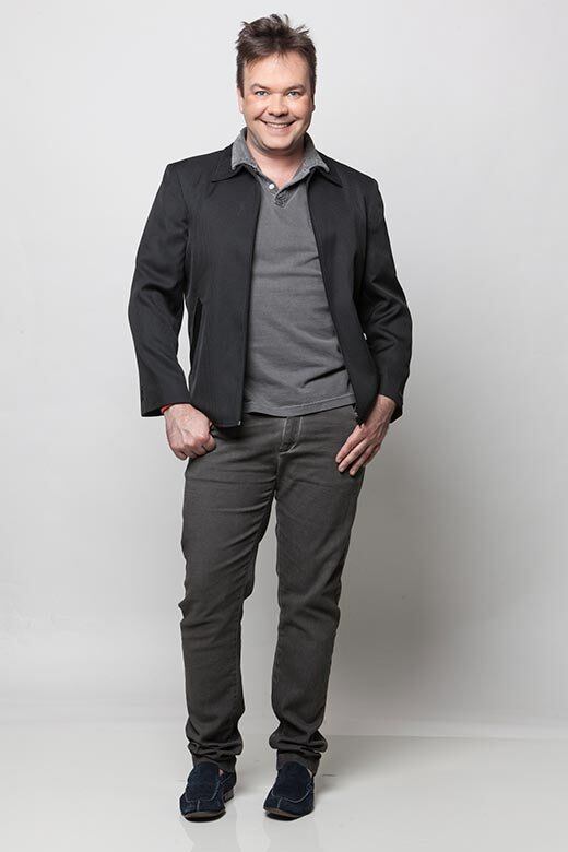 — Do DH. Para me pedir desculpas porque ele comprou uma
briga que não foi dele. E ele estava realmente a fim de arrumar confusão comigo
porque ele sabia que eu era o foco. Na cabeça dele, foi assim: "Vou
arrumar encrenca para poder aparecer". Não posso levar a sério um cara que
coloca o pum dele como protagonista da história
+ Vídeo: Wanessa e Pixote animam o Legendários deste sábado (22)
+ Alguns anos e muita academia depois… Veja a transformação da menina Juju Salimeni em mulherão
+ Legendários também está no Facebook. Curta!
+ Siga a atração de Marcos Mion no Twitter!