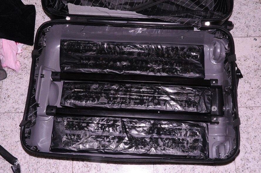 Há também pessoas que tentam atravessar alfândegas de aeroportos com drogas no conhecido "fundo falso" das malas. A tática é bem conhecida pela polícia e pelos agentes da alfândega, que reconhecem formatos estranhos quando a bagagem passa pelas máquinas de raio-x, chamam o dono dela e fazem a inspeção encontrando a droga escondida