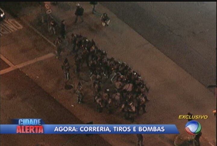 O grupo deveria caminhar até a avenida Paulista. A PM tentava impedir o acesso dos manifestantes na via
