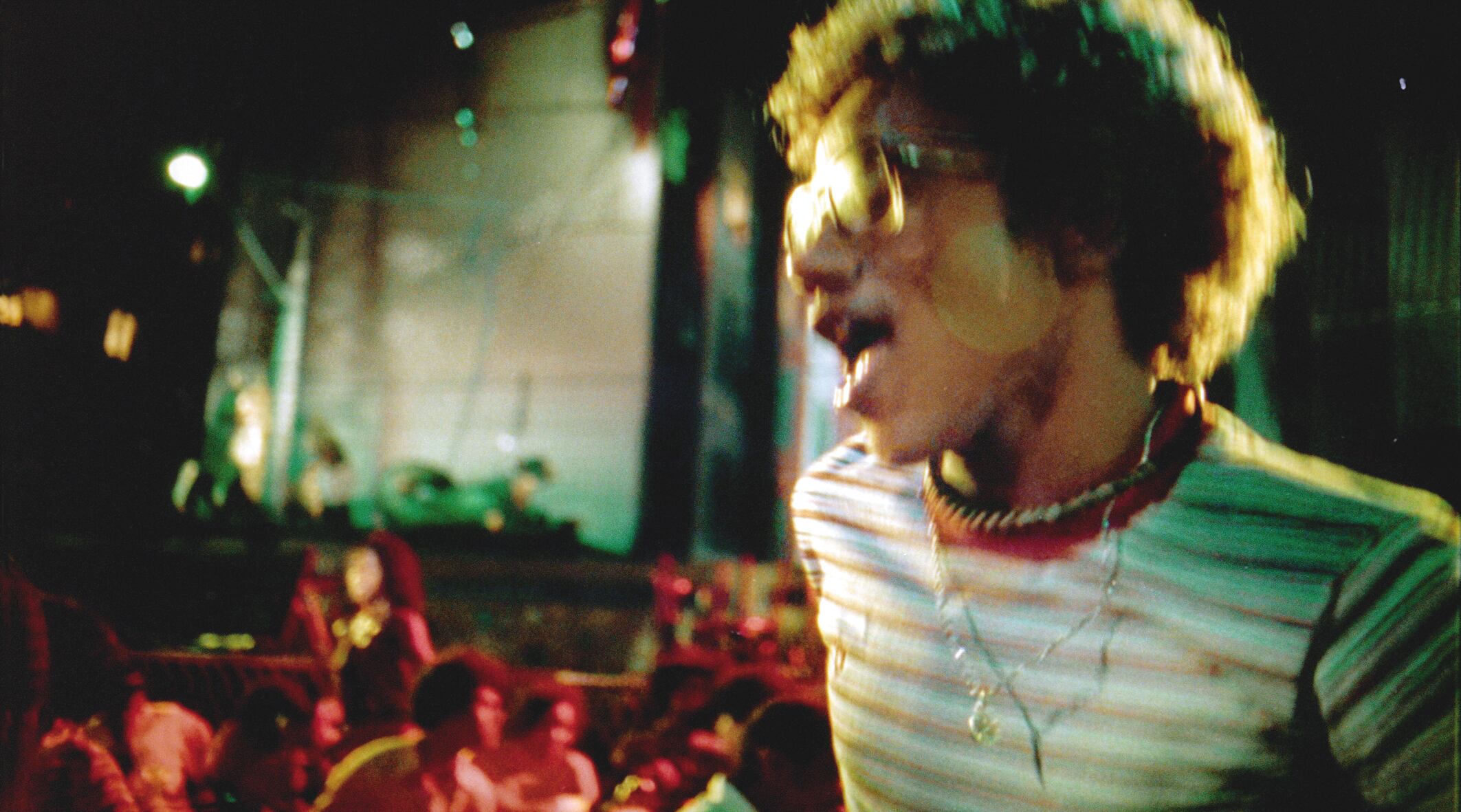 Cidade de Deus
Para estudar sobre o processo de urbanização e favelização o
filme indicado é Cidade de Deus.
Lançado em 2002, o longa brasileiro conta a história
de Buscapé (Alexandre Rodrigues) é um jovem pobre, negro que cresce em um
universo de muita violência.Com talento para fotografia, Buscapé analisa o dia
a dia da favela onde vide e os confrontos de facções criminosas do tráfico de
drogas.
Por outro lado, o professor Cláudio Hansen, do
Sistema Elite de Ensino, afirma que é preciso cuidado na hora de decidir o que
se vai assistir.
— Não pode ser qualquer filme. É preciso
saber quais os temas usualmente aparecem no exame. Isso ajuda na memorização e
numa melhor interpretação dos marcos históricos.