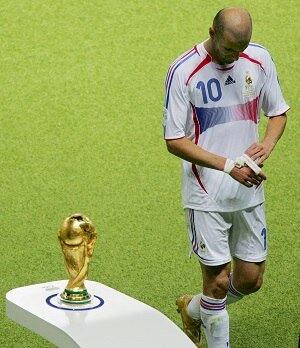 Se a Copa de 2006 deu alegrias a Zidane, o fim do torneio não foi como o ex-jogador esperava. Depois de jogar bem durante quase toda a decisão contra a Itália, inclusive com um gol em cavadinha de pênalti, o francês perdeu a cabeça ao ser provocado pelo zagueiro Marco Materazzi, deu uma cabeçada no rival e terminou expulso, vendo do vestiário a Azurra ficar com o tetra do Mundial. A imagem de Zidane passando ao lado da taça depois de receber o cartão vermelho ficou eternizada na galeria de grandes fotos do futebol