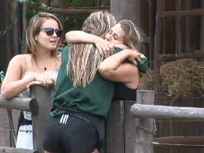 No início do confinamento, era unha e carne com Andréia
Sorvetão. Na foto, ambas consolam Cristina Mortágua

+ Assista ao vídeo da eliminação 

+ Inseparáveis! DH e MC Brunninha se revelam grandes amigos no reality

+ Rolou briga! "Não fala mais comigo", pede DH para MC Brunninha, depois de uma discussão

+ Barraco! MC Brunninha perde a calma e quebra o pau com Felipeh Campos

+ MC Brunninha cumpre promessa e samba com a eliminação de Felipeh

+ MC Brunninha bate boca com Heloisa Faissol após a formação da Roça

+ "Se eu voltar aí, sim, ela vai me conhecer legal!", diz MC Brunninha para DH e PeNém

