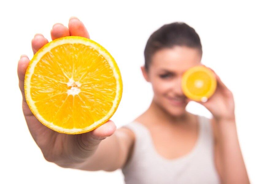Laranja — Cólica Menstrual




Às mulheres que sofrem com as intensas cólicas menstruais,
vai uma novidade: a laranja, por ser rica em vitamina B1, poder uma ótima
aliada para curar esse tipo de dor. Além disso, a fruta tem ação diurética e
fibras que ajudam no funcionamento do organismo, ajudando a desinchar. Prefira
consumir a parte branca da casca, que é rica em bioflavonóides, responsáveis
por prevenir as hemorragias menstruais 
 
