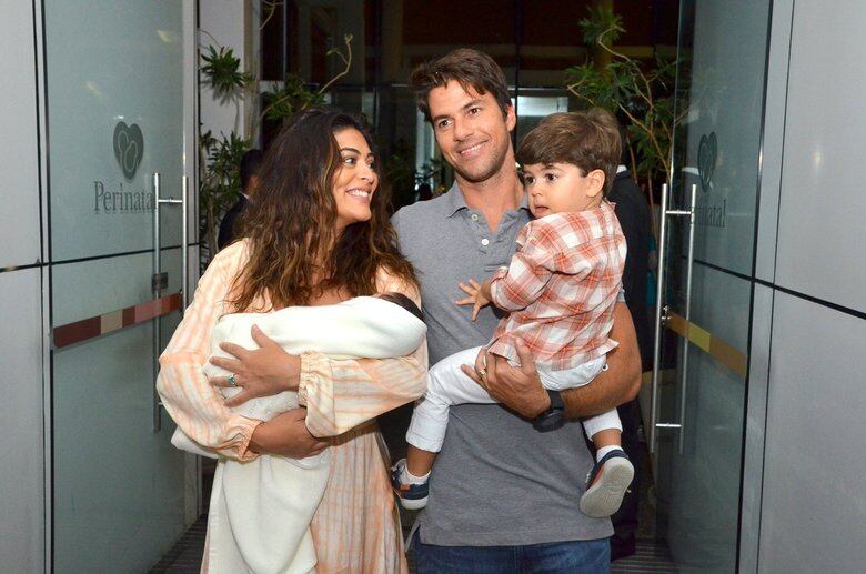 Juliana acredita ser mais tranquilo lidar com a criança, quando se é mãe pela segunda vez. 

— Acho que a gente tinha que começar pelo segundo filho! É tudo muito mais calmo. Estou mais tranquila. Com o primeiro filho, se a criança faz um ai, a gente sofre, sai correndo atrás de médico. Agora fico mais segura, sei o que fazer, é mais calmo

